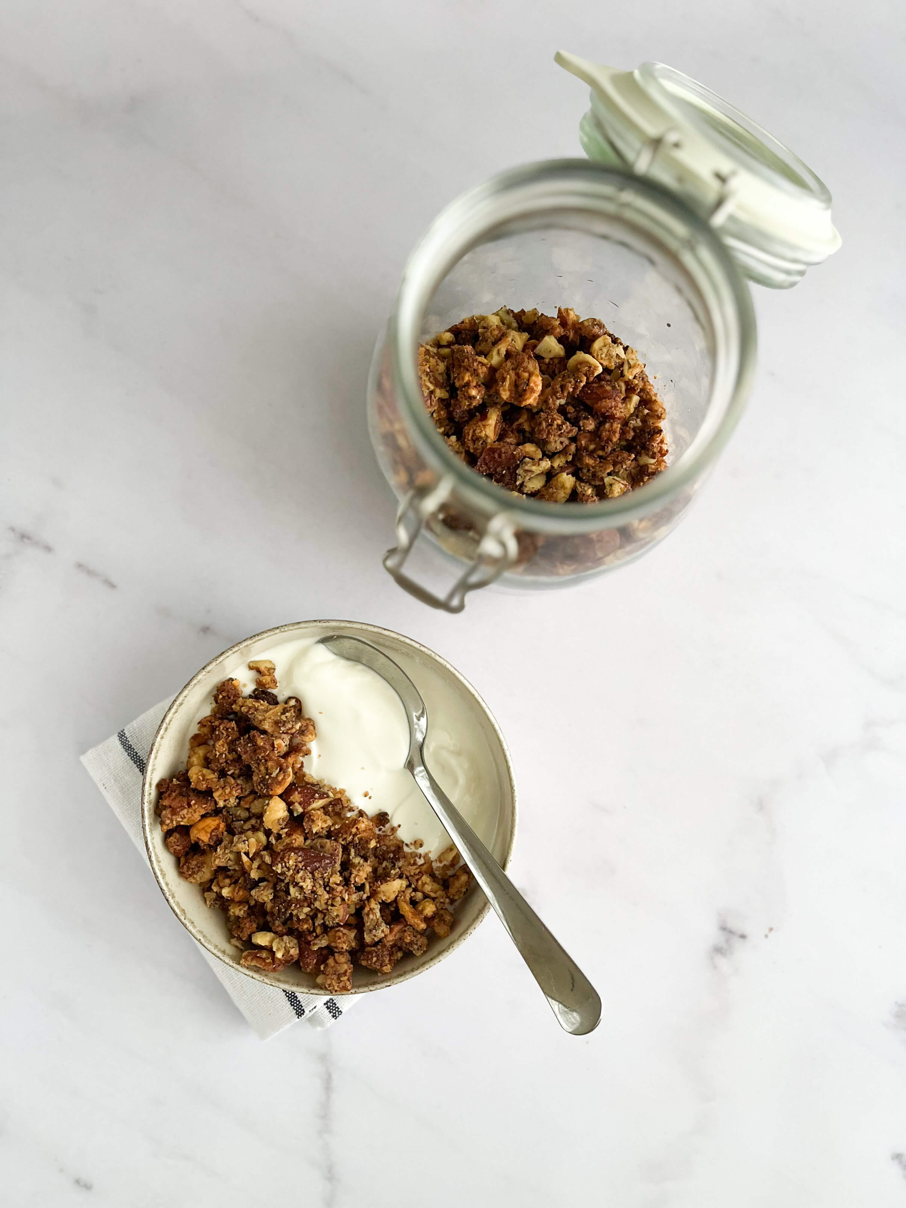 orašasta keto granola sa grčkim jogurtom za doručak