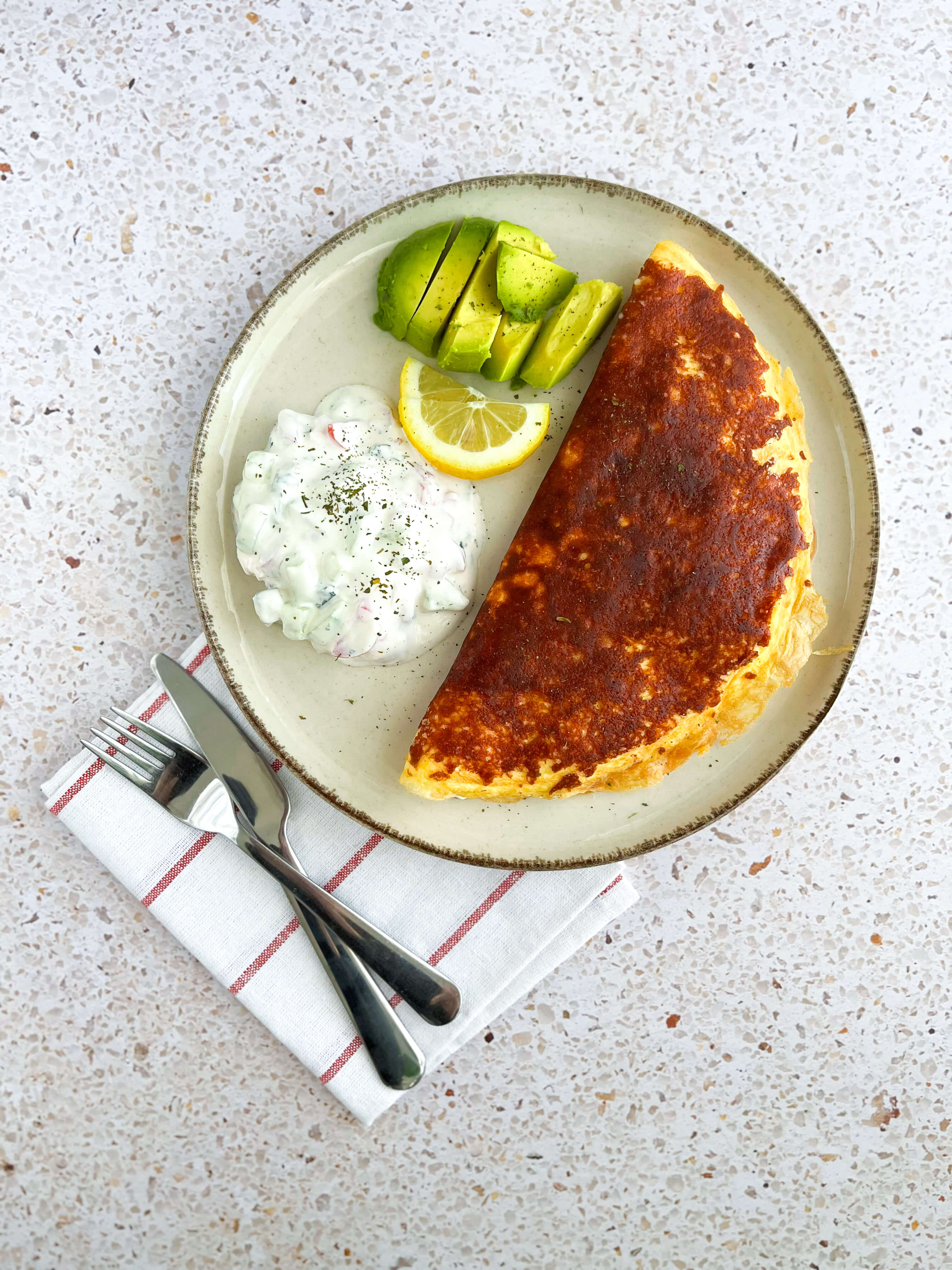 hrskavi keto omlet sa mocarelom je uzbudljiv keto doručak